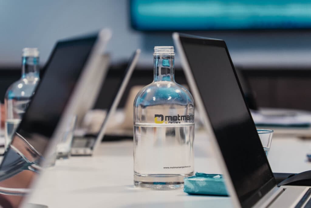 Glazen waterfles van Motmans & Partners