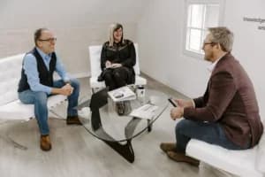 Motmans en Partners zitten te overleggen in gemakkelijke zeteltjes