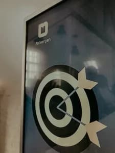 Illustratie van dartpijlen in een de bullseye van een dartbord