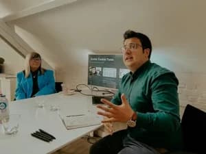 Kutlu geeft uitleg tijdens een workshop
