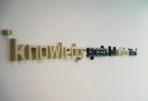 Close up van quote op de muur met het woord