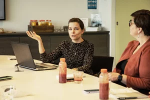 Sofie is uitleg aan het geven over de arbeidsdeal