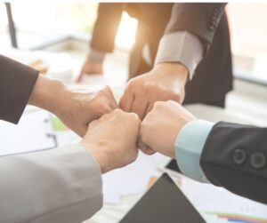 Close up van handen die elkaar een boks geven