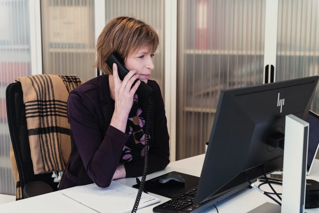 Medewerker van Motmans aan de telefoon