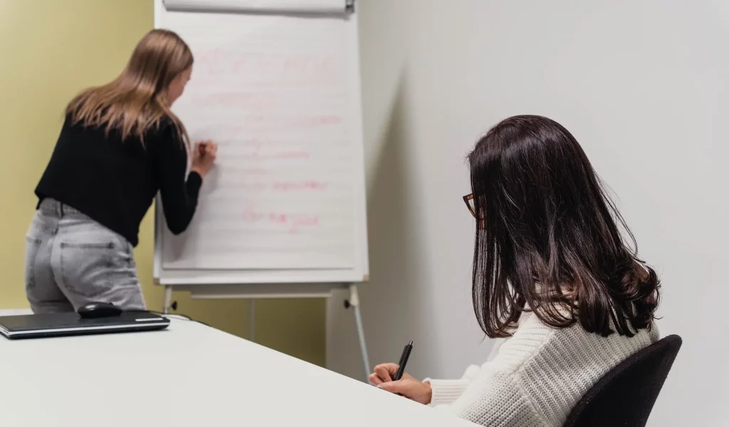 Twee medewerkers van Motmans zijn aan het brainstormen